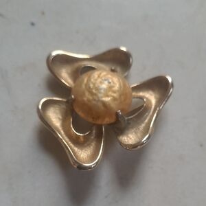 Vintage 1965 Sarah Coventry Gold Brooch